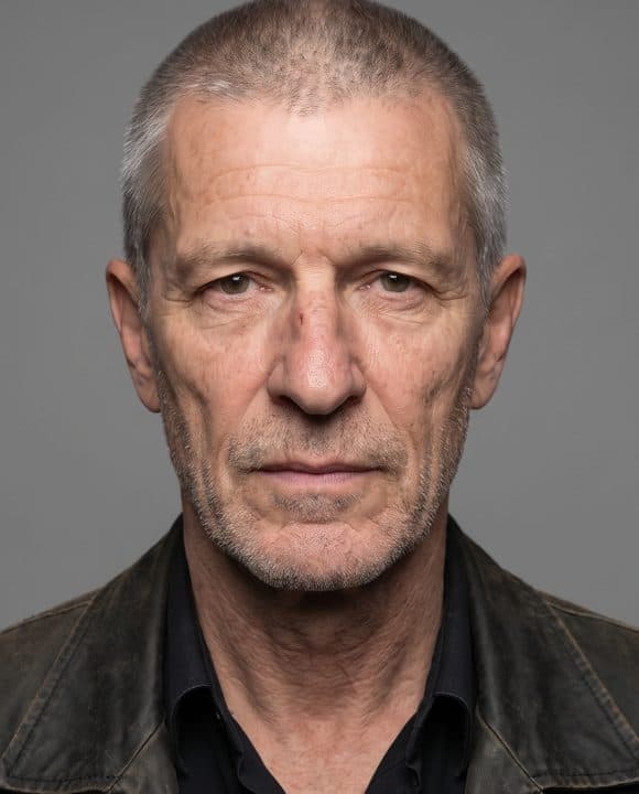Portret sedog muškarca od šezdesetak godina, ozbiljnog pogleda