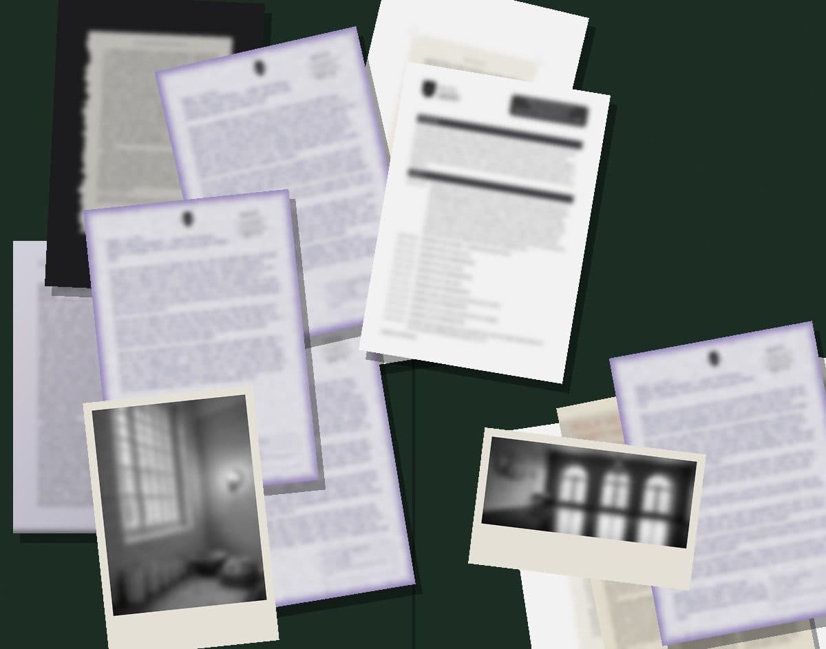 Otvoren tamnozeleni dosije sa desetak papira, novinskim isečcima i dve fotografije; tekst nije čitljiv