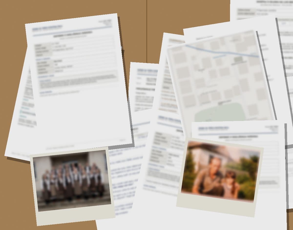 Otvoren dosije sa desetak papira, planom grada i dve fotografije; tekst nije čitljiv