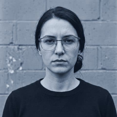 Portret žene sa naočarima