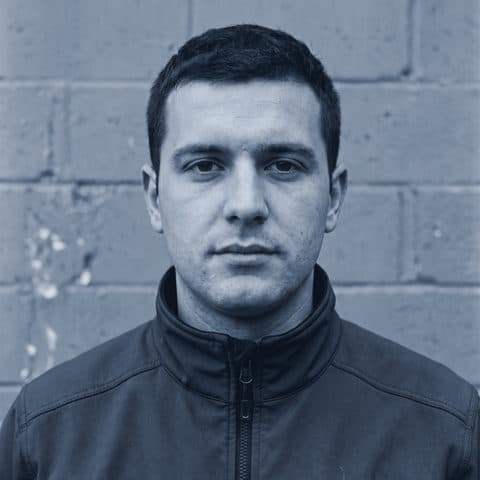 Portret muškarca u radnoj jakni